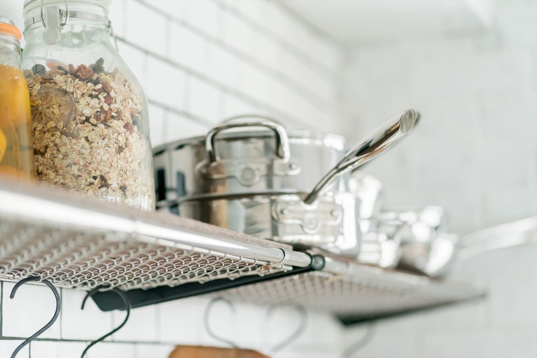 インテリアを崩さずに収納を増やす様々なテクニックを紹介